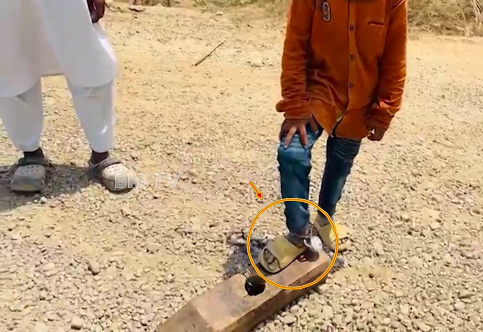 విద్యార్థిని గొలుసులతో బంధించిన స్కూల్ నిర్వహకులు