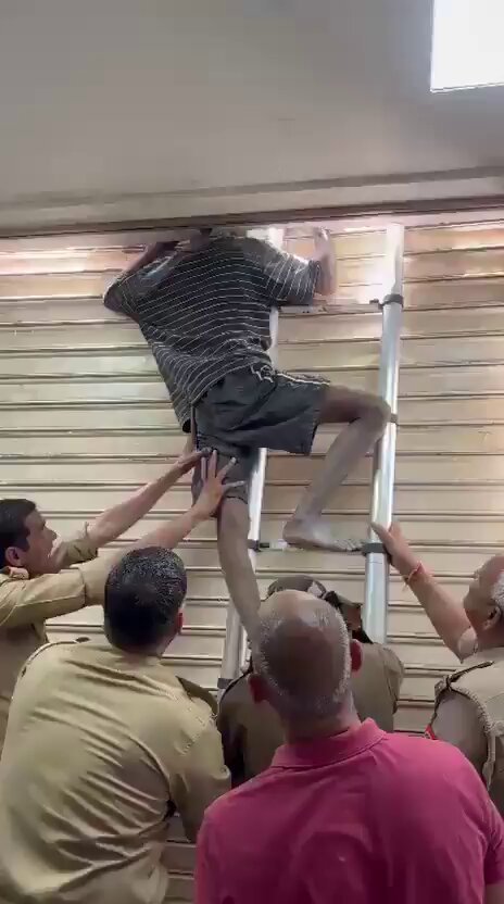 చోరీకి వచ్చాడు.. తల ఇరుక్కుపోయి విలవిల్లాడాడు