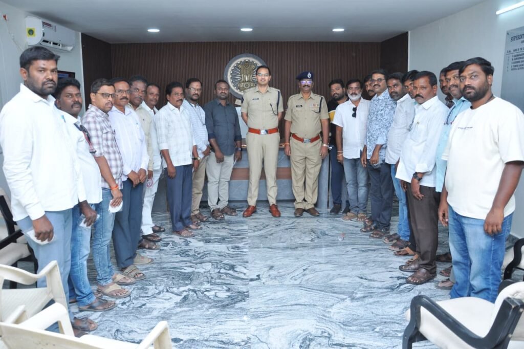 నకిలీ విలేఖరులకు చెక్..