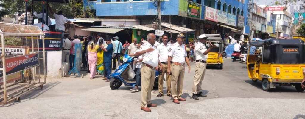 నగరంలో ట్రాఫిక్ పోలీసుల విస్తృత అవగాహన కార్యక్రమాలు.