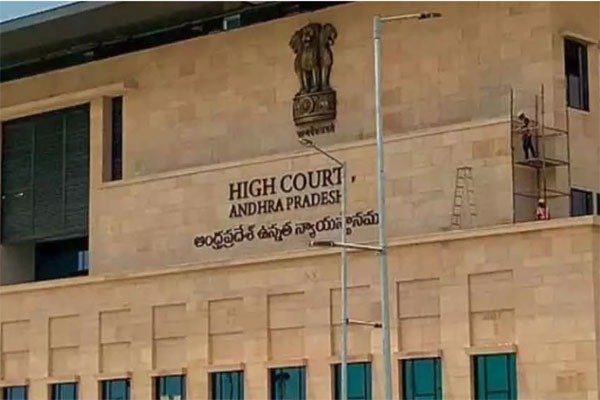 విదేశాలకు వెళ్లి వచ్చిన అర్చకులు గర్భగుడిలో పూజలు చేయరాదు.