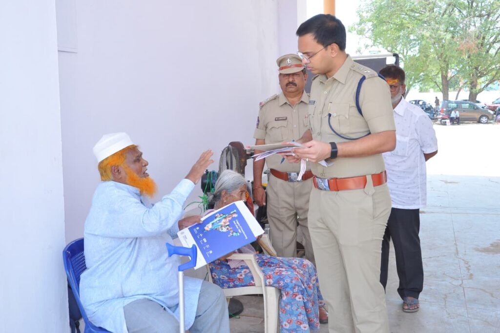 బాధితుల వద్దకే వెళ్లి అర్జీలు స్వీకరించిన జిల్లా ఎస్పీ
