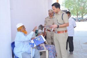 బాధితుల వద్దకే వెళ్లి అర్జీలు స్వీకరించిన జిల్లా ఎస్పీ