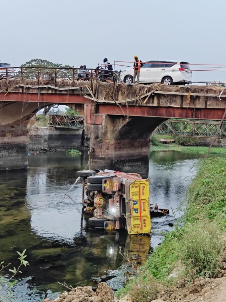 కొమ్మమూరు కాలువలోకి దూసుకెళ్లిన ఇసుక టిప్పర్