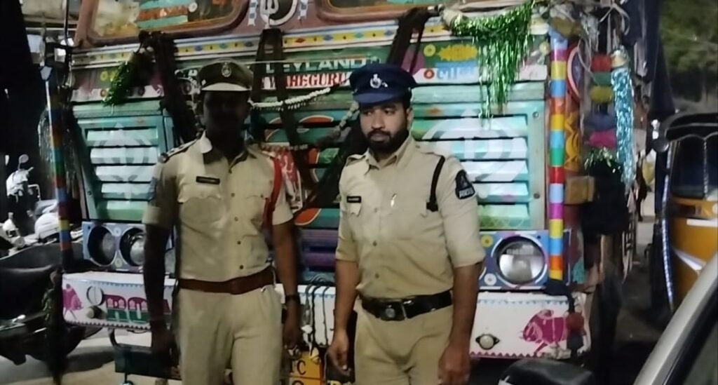 కామాటిపురాలో భారీగా రేషన్ బియ్యం పట్టివేత