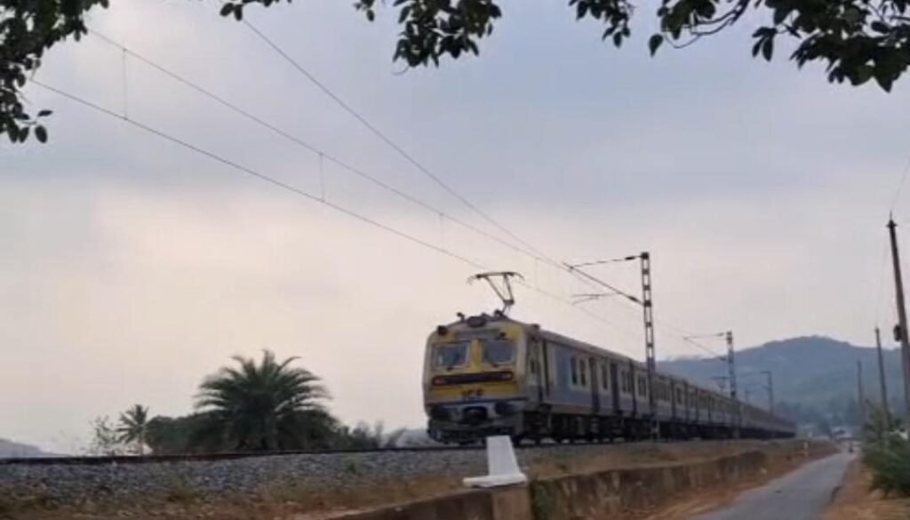 రైలు ప్రయాణికులకు తప్పని తిప్పలు