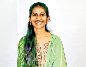 నిరక్షరాస్యులైన తల్లిదండ్రుల కల నెరవేర్చిన కుమార్తె