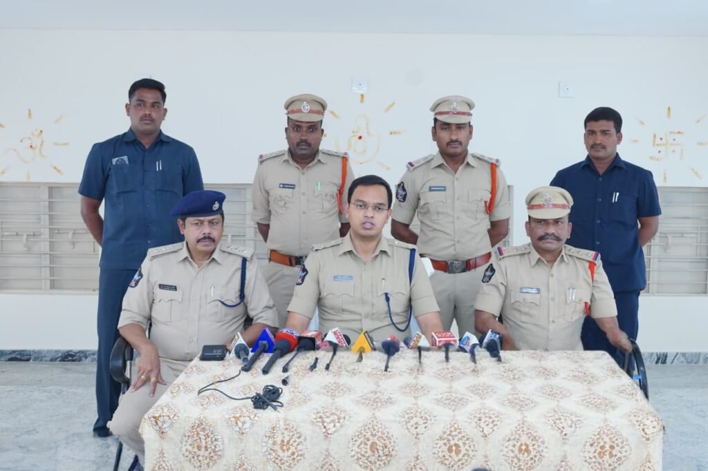 పాత కక్షలతో న్యాయవాది దారుణ హత్య: ఐదుగురు నిందితుల అరెస్ట్.