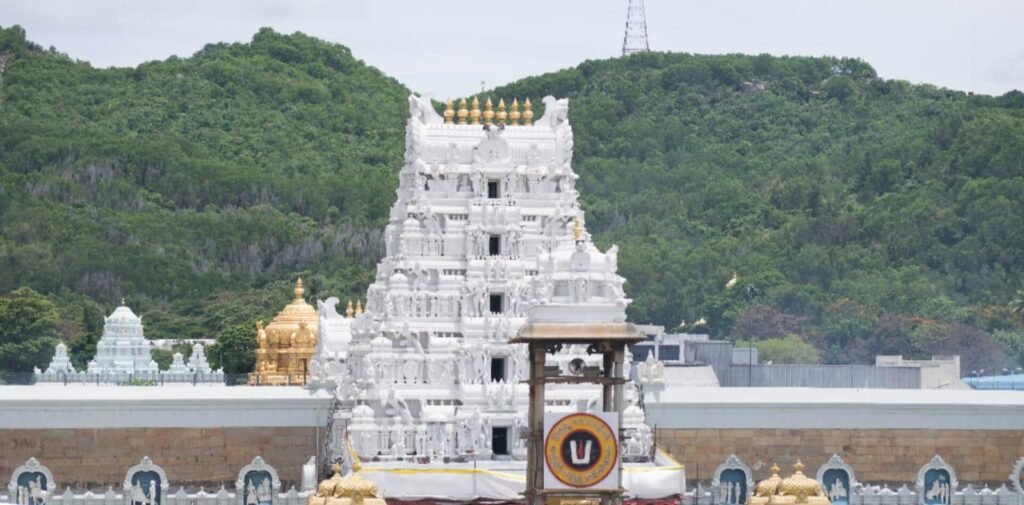 5 కంపార్ట్‌మెంట్లలో వేచివున్న భక్తులు..