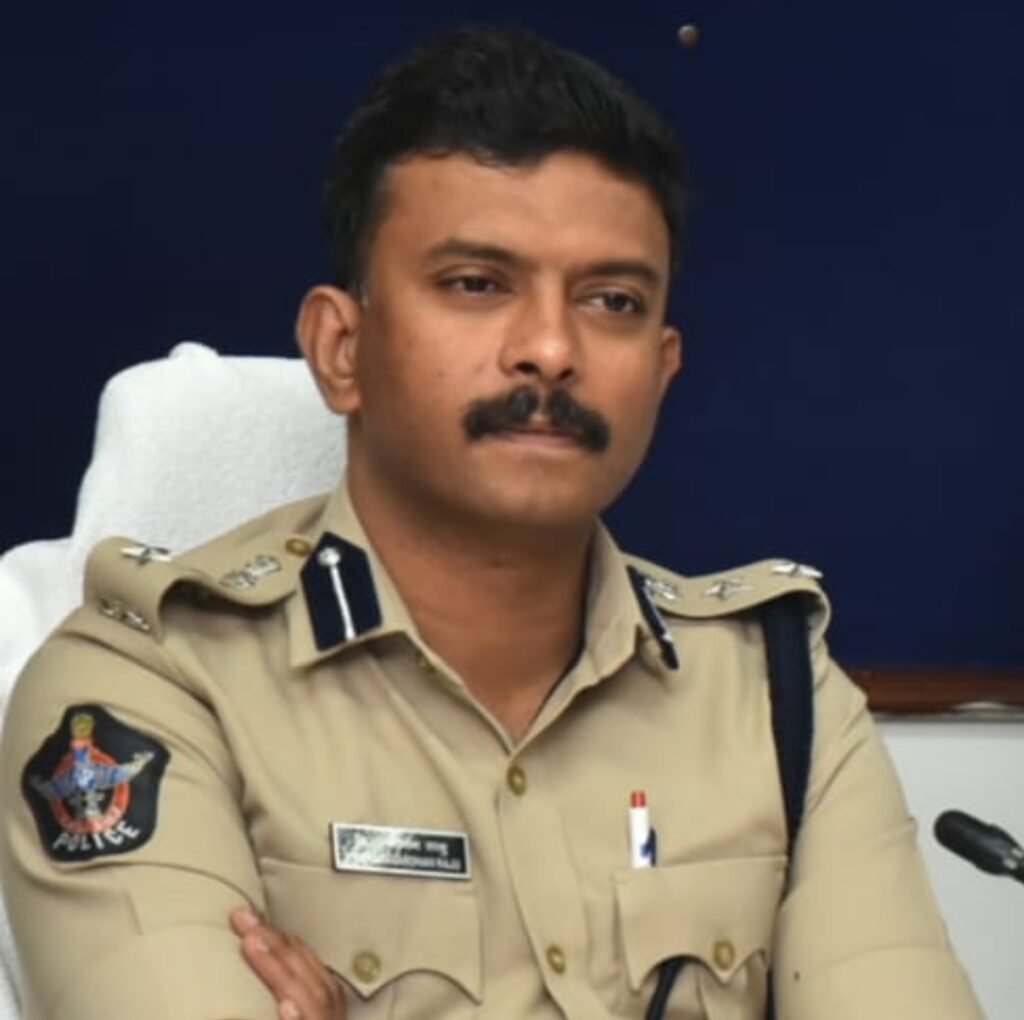 నకిలీ ప్రొఫైల్స్ పట్ల ప్రజలు అప్రమత్తంగా ఉండాలి