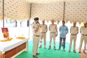 అక్షర యోధుడు జ్యోతిబా పూలేకు పోలీసుల నివాళులు