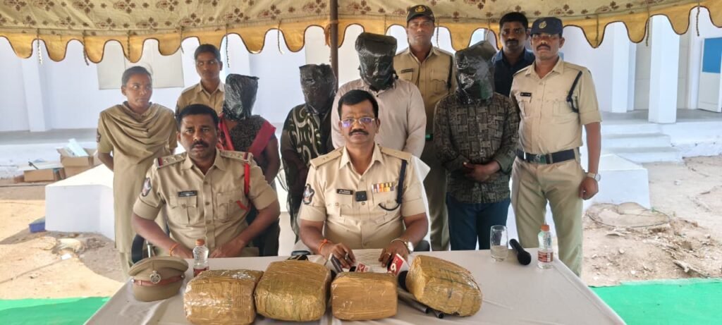 గంజాయి గుట్టురట్టు: నలుగురు ముఠా సభ్యుల అరెస్ట్