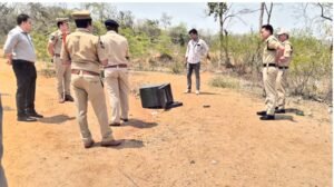 ఏటీఎంను పరిశీలిస్తున్న ఎస్పీ మహేశ్