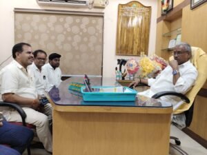 డీసీసీబీ చైర్మన్ శివ్వాలను కలిసిన లోతుగడ్డ