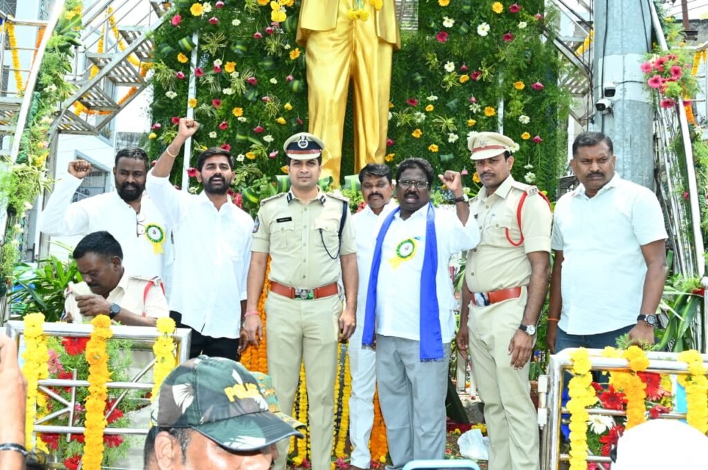 అంబేద్కర్ విగ్రహానికి పూల మాల వేసి, ఘన నివాళులు అర్పించిన ఎస్పీ విక్రాంత్ పాటిల్