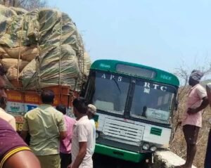 ఆర్టీసీ బస్సు లారీ ఢీ