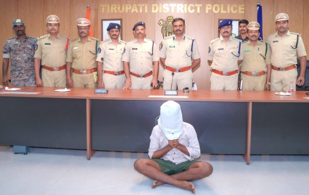 అంతరాష్ట్ర ఎర్రచందనం స్మగ్లర్ అరెస్ట్