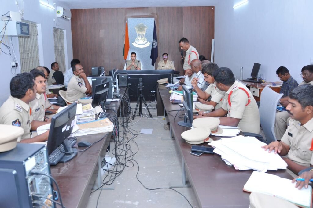 ఎర్రచందనం స్మగ్లర్ల వేటలో వేగం పెంచండి: జిల్లా ఎస్పీ ధీరజ్ కునుబిల్లి