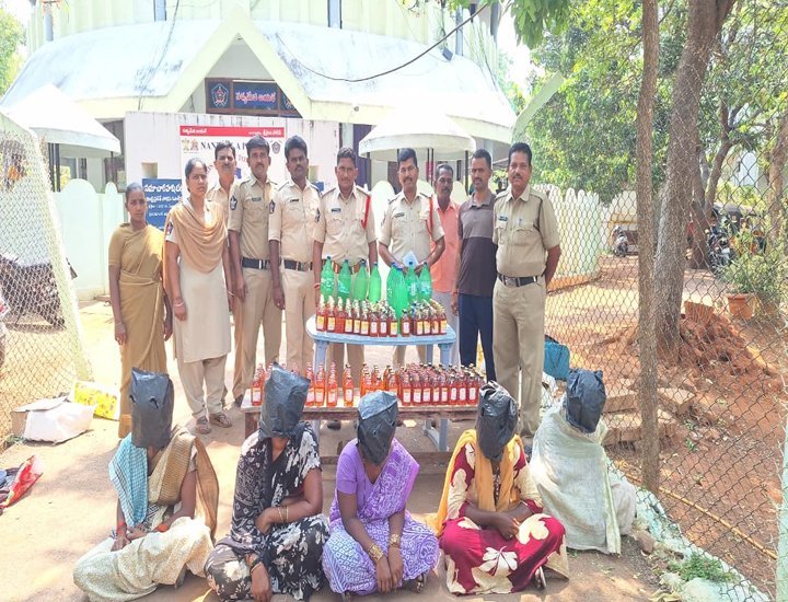 శ్రీశైలంలో భారీగా మద్యం పట్టివేత