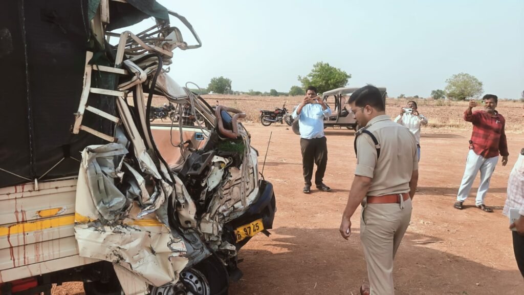 రోడ్డు ప్రమాద స్థలాన్ని పరిశీలించిన ఎస్పీ విక్రాంత్ పాటిల్