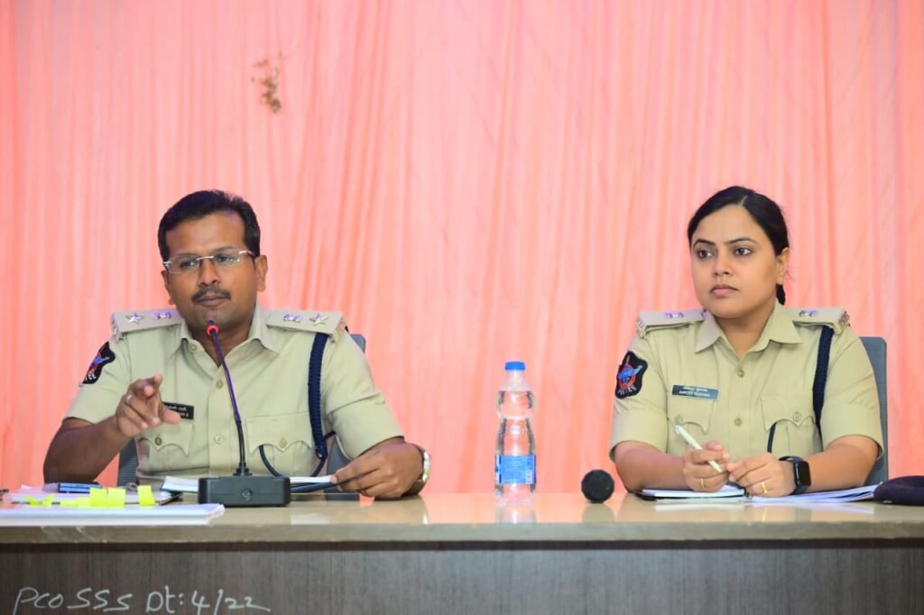 నేరాల నియంత్రణకు పోలీసులు గట్టిగా పని చేయాలి