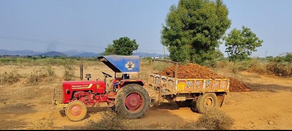 అక్రమంగా మట్టి తరలిస్తున్న ట్రాక్టర్ పట్టివేత