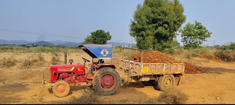 అక్రమంగా మట్టి తరలిస్తున్న ట్రాక్టర్ పట్టివేత