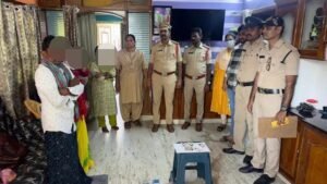 పేటలో వ్యభిచార గృహంపై పోలీసుల దాడి