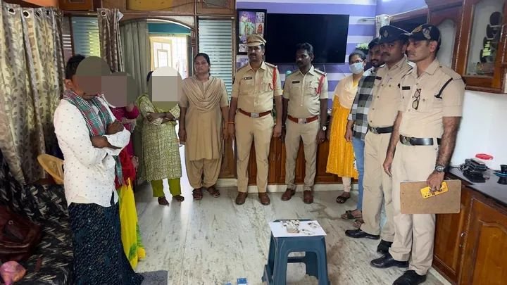 పేటలో వ్యభిచార గృహంపై పోలీసుల దాడి