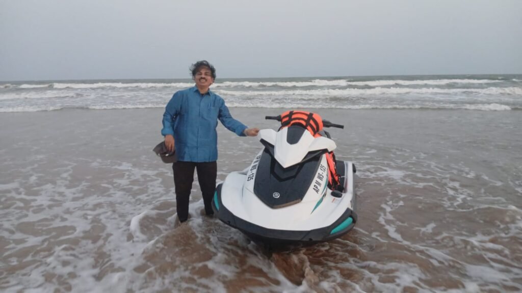 గోల్డెన్ సాండ్స్ బీచ్ లో స్పీడ్ బోట్ల సందడి!