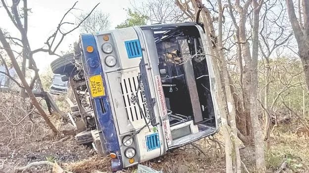 శ్రీశైలం ఘాట్‌లో అదుపు తప్పిన బస్సులు..తప్పిన పెను ప్రమాదం