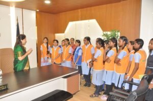 విద్యార్థులతో జిల్లా కలెక్టర్ కృతిక శుక్లా