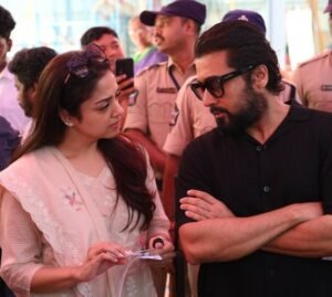 భార్య జ్యోతికతో కలిసి ఓటు వేసిన హీరో సూర్య