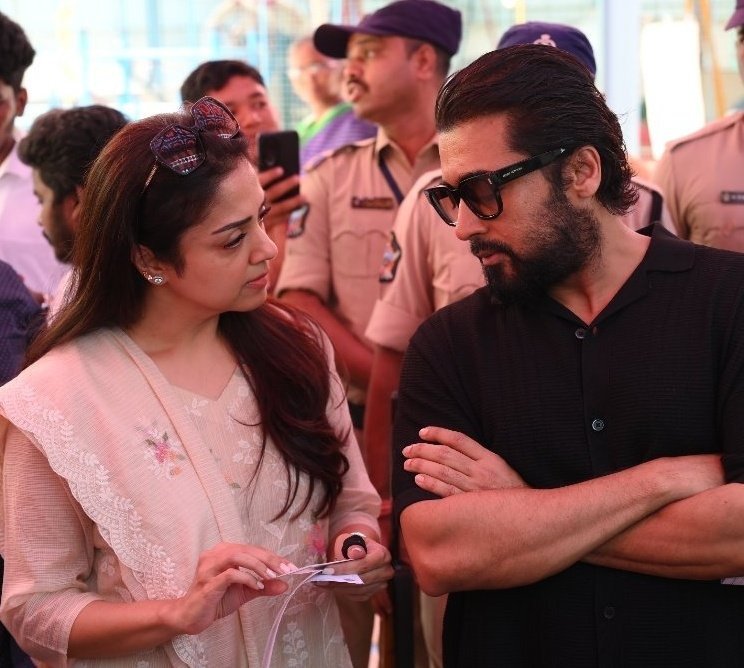 భార్య జ్యోతికతో కలిసి ఓటు వేసిన హీరో సూర్య