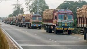 ట్రక్ షీట్ లు రాక ఎక్కడ లారీలు అక్కడే నిలిచిపోయాయి