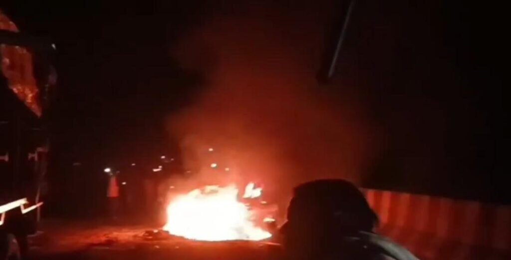 యూపీలో ఘోర రోడ్డు ప్రమాదం.. 11 మంది సజీవ దహనం