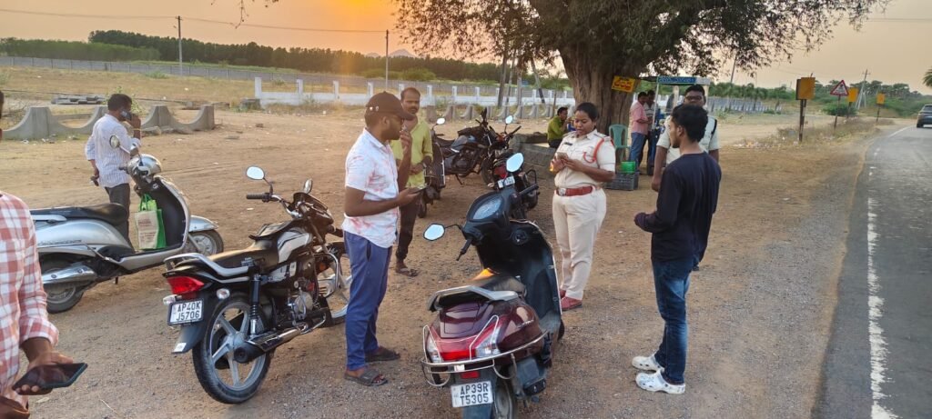 హెల్మెట్ ధరించని వారికి అపరాధ రుసుము విధించిన ఎస్సై లేఖ ప్రియాంక