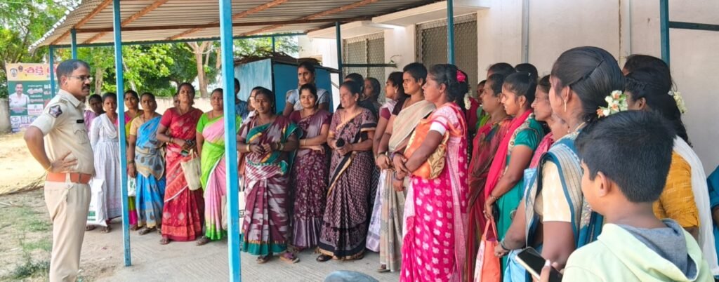 శక్తి టీమ్ ఆధ్వర్యంలో మహిళల భద్రత, సైబర్ నేరాలపై అవగాహన