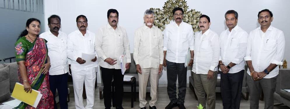 ఎన్టీఆర్ జిల్లా ప్రజాప్రతినిధులతో అర్ధరాత్రి వరకు సీఎం చంద్రబాబు సమీక్ష..