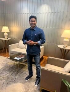 న్యూ లుక్‌లో విదేశీ టూర్‌కు పులివెందుల ఎమ్మెల్యే & మాజీ సీఎం జగన్.