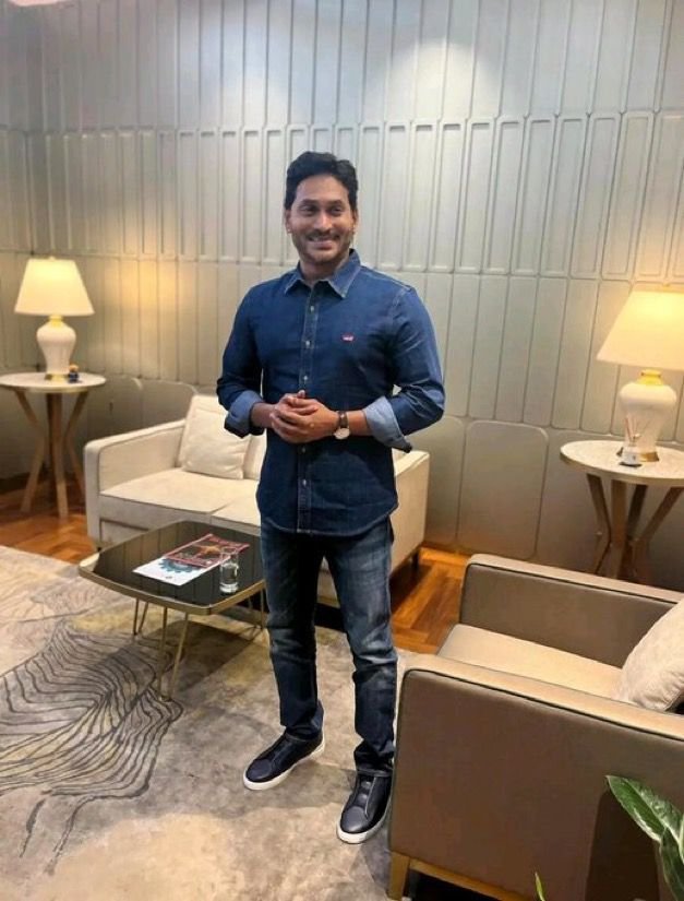 న్యూ లుక్‌లో విదేశీ టూర్‌కు పులివెందుల ఎమ్మెల్యే & మాజీ సీఎం జగన్.