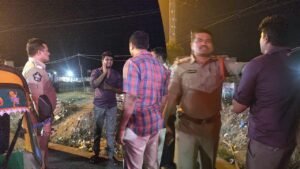 అర్ధరాత్రి అమ్మాయిని ఆటో ఎక్కించుకున్నాడు.