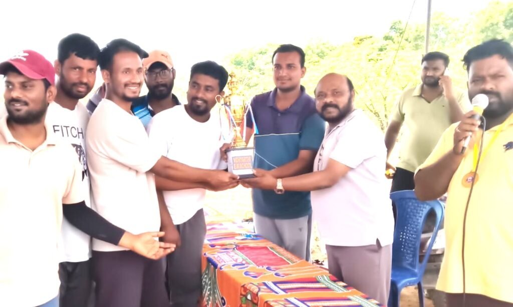 క్రికెట్ టోర్నీ విజేత మైటీ లెవెన్స్