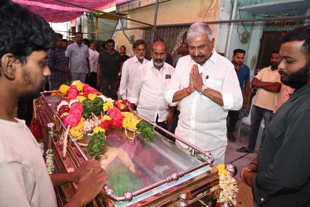 నిర్మలకు మాజీమంత్రి నివాళి