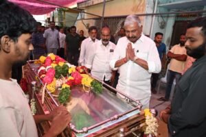 నిర్మలకు మాజీమంత్రి నివాళి