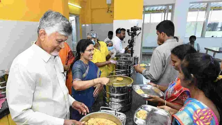 అన్న క్యాంటీన్‌లో అల్పాహారం తీసుకున్న ముఖ్యమంత్రి చంద్రబాబు.