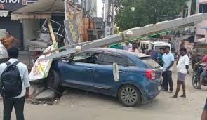 చిలకలూరిపేటలో కారు బీభత్సం..!