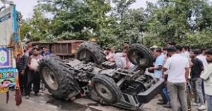 ట్రాక్టర్ ట్రాలీ నుంచి పడి కూలీకి తీవ్ర గాయాలు