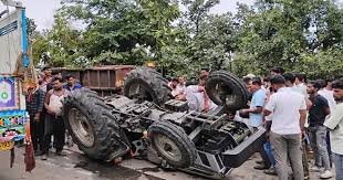 ట్రాక్టర్ ట్రాలీ నుంచి పడి కూలీకి తీవ్ర గాయాలు