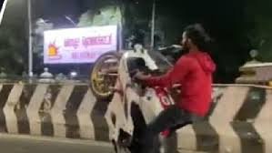అమ్మాయిల కోసం బైక్ స్టంట్స్.. షాకిచ్చిన పోలీసులు